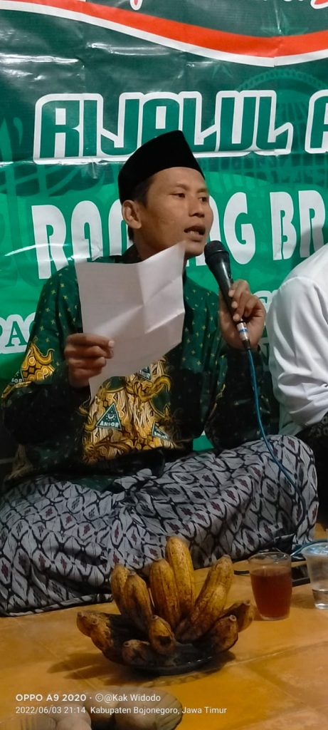 Kyai-Mahrus-Kepala-TU-MTsN-3-Bojonegoro-Saat-Mengisi-Materi-Keislaman