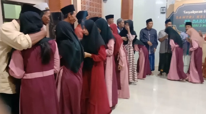 Tangis Haru Mewarnai Pelepasan Santri Kelas Akhir