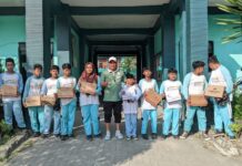 Kesiswaan MTsN 3 Bojonegoro Hadirkan Senyum Siswa Lewat Bantuan Sepatu Baru